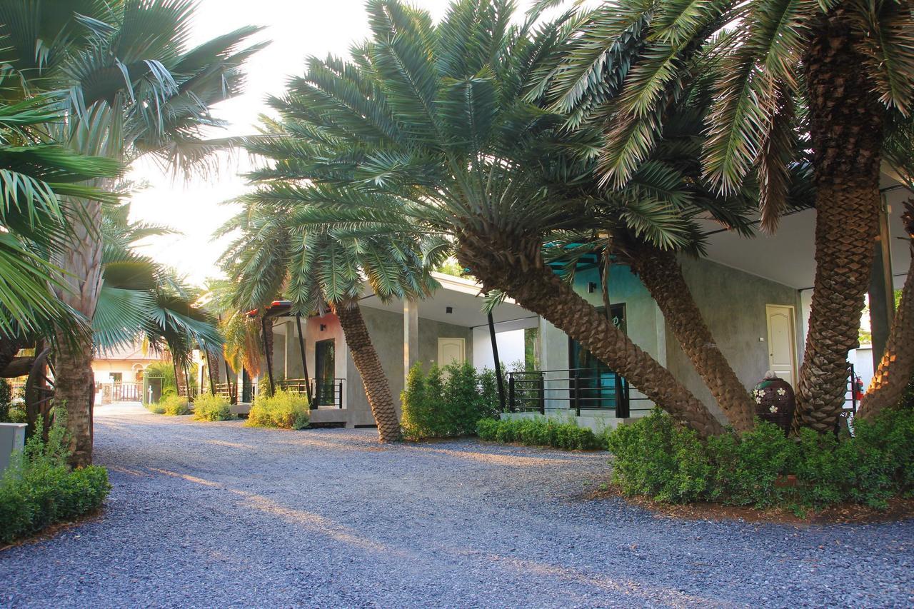 Lopburi Palm Resort Esterno foto